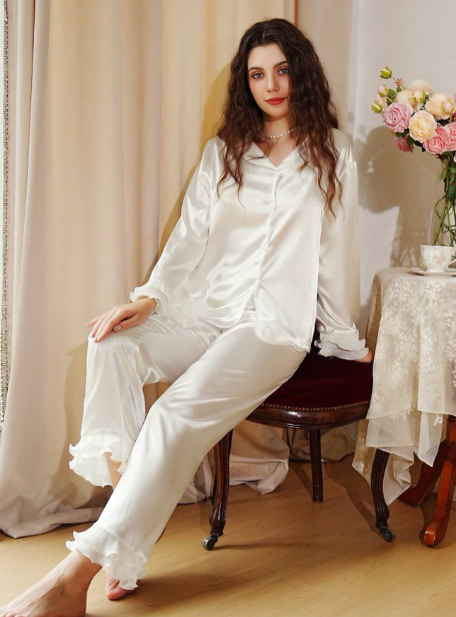 Chic & Knus Ruffle Hem Sleepwear Set